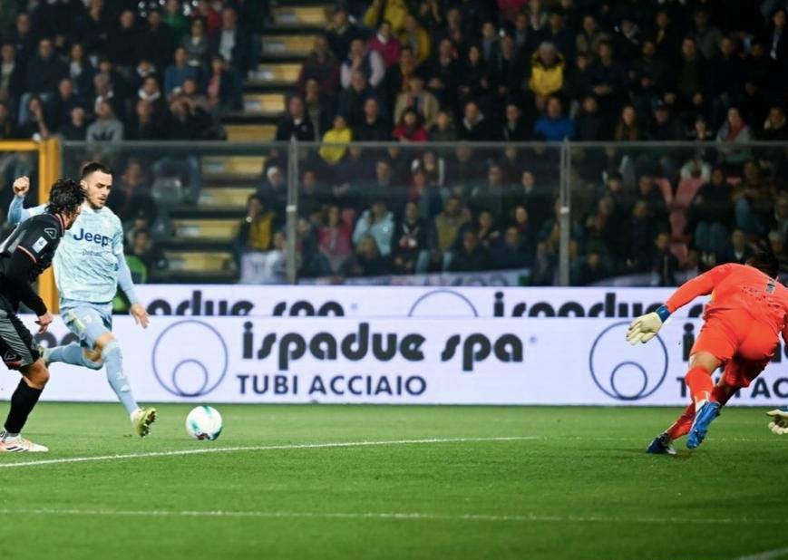 瓦伦西亚客场绝杀,赢得心满意足的胜利的简单介绍 瓦伦西亚客场绝杀,赢得心满意足的胜利的简单介绍